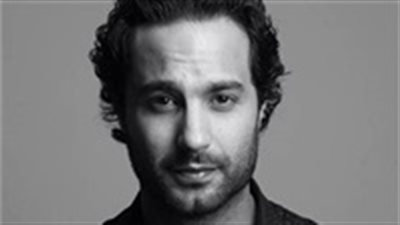 كريم فهمي يشجع المنتخب من ملعب المباراة