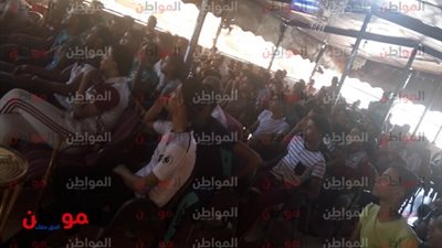 فيديو| المئات يلتقون أمام الشاشات بدمياط استعدادا لاستقبال مباراة المنتخب الوطنى