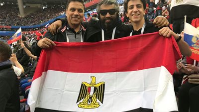 صور.. حسام البدري يؤازر منتخب مصر أمام روسيا