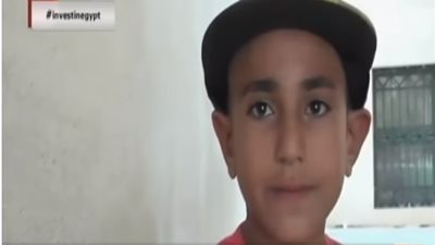 فيديو | طفل يحمل شقيقه من بنى سويف لـ