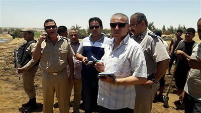 رئيس مدينة سمسطا يتابع آثار تسريب غاز السولار بالطريق الصحراوى الغربى