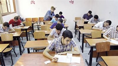 انهيار طالبين بدمياط بعد نصف الوقت.. والسبب حرارة الجو