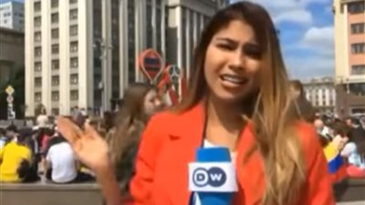 فيديو| لحظة تعرض مذيعة للتحرش على الهواء أثناء تغطية فعاليات كأس العالم 2018