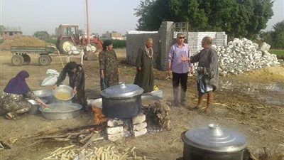 صور.. رئيس مدينة سمسطا يتابع الأهالى بصنع الأكلة الشهيرة 