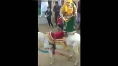 شاهد| راقصة تتعرض لموقف محرج في فرح شعبي