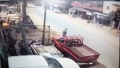 شاهد| سيارة مسرعة تدهس رجلاً وتقذفه في الهواء بطريقة مروعة