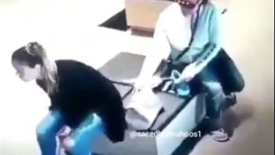 شاهد| رد فعل غير متوقع لامرأة سرقت حقيبة فتاة داخل محل أحذية