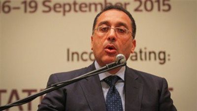 رئيس الوزراء يلتقي السائحين لمعرفة آرائهم في منطقة الأهرامات