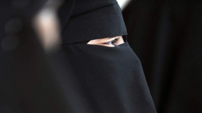 رجل يشتكي: خطيبتي منتقبة وكتبت بوست فيه إيحاء جنسي.. وداعية إسلامي يرد