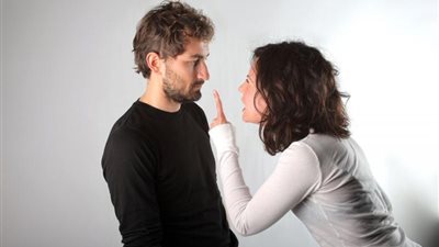فيديو| هل الزوجة ملزمة بمساعدة الزوج في المصروفات المنزلية؟ 