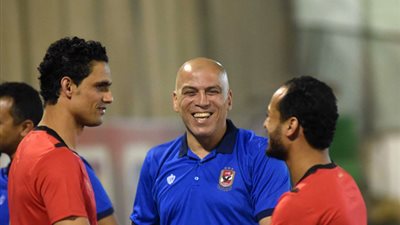 محمد يوسف يطمئن على لاعبي الأهلي الدوليين في روسيا