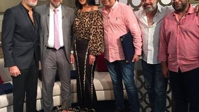 شاهد| تكريم عمرو الليثي لأسرة مسلسل 
