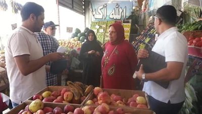 صور.. ضبط ٧٠كيلو خضروات وفاكهة غير صالحة بإحدى منافذ البيع بـ