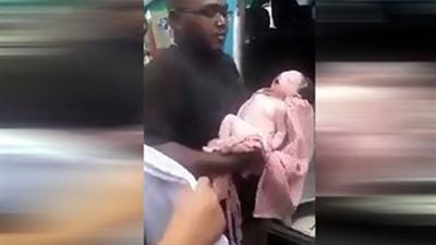 شاهد.. أم تلقي رضيعها من الدور الثالث بعد أيام من ولادته