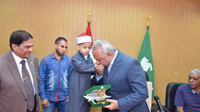 صور.. محافظ الشرقية يُهدي الطفل عمر محمد إبراهيم الحافظ لكتاب الله ميدالية تذكارية ومكافأة مالية
