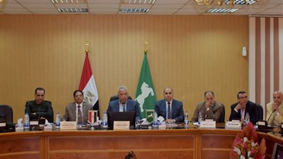محافظ الشرقية وأعضاء الجهاز التنفيذي يشاهدون فيلم تسجيلي للقضاء على ظاهرة التشرد