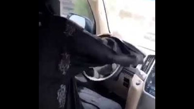 فيديو| القبض على شخص يمارس 