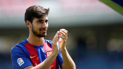 برشلونة يطالب أندريه جوميز بالبحث عن نادي آخر