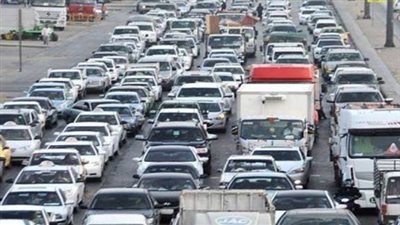 كثافات مرورية بحركة السيارات في محاور الجيزة والقاهرة