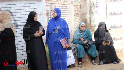 صور .. أمهات فتيات مدرسة جمال عبدالناصر الثانوية ينتظرن بناتهن