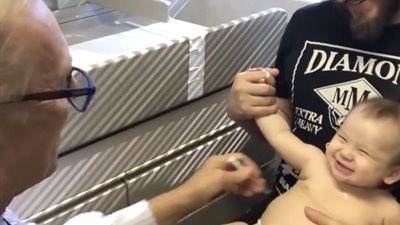 شاهد| طبيب يخفف على طفل واجع الـ