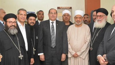 صور.. محافظ سوهاج يقدم واجب العزاء فى شقيقة الإمام الاكبر شيخ الازهر الشريف ـبـ
