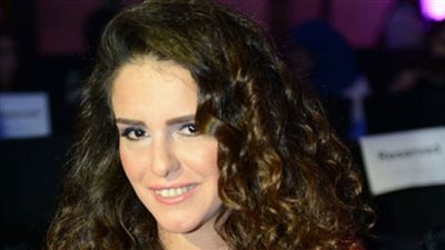 شاهد| دنيا عبد العزيز بالنظارة التنكرية في أحدث جلسة تصوير