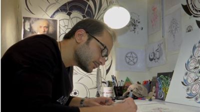 فيديو| فنان شاب يرسم بـ