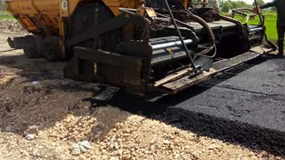 صور.. رصف مدخل قرية ميت زنقر بـ