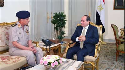 صور| السيسى يلتقي ضباط وجنود المنطقة الشمالية العسكرية برفقة وزير الدفاع