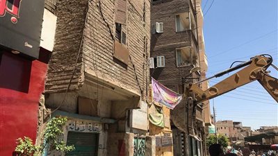 صور.. إزالة فورية لمنزل من 3 طوابق أيل للسقوط بمدينة أخميم بـ