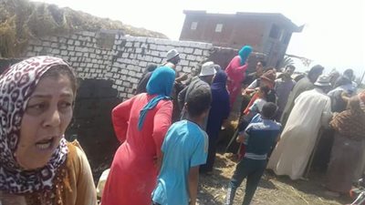 صور.. سيطرة مواطنة على إحدى الأراضى الزراعية والبناء المخالف ببلقاس في الدقهلية