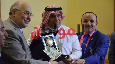 صور.. ممثل الأميرة صيتة بنت متعب يكرم موسى مصطفى موسى 