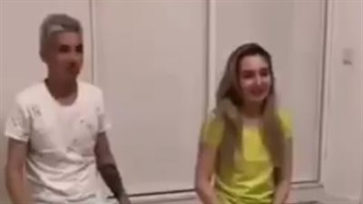 شاهد| رد فعل طفل حاول والده تقبيل والدته يشعل 