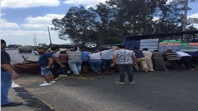 صور.. إنقلاب سيارة محملة بالزجاج على مدخل الطريق بـ