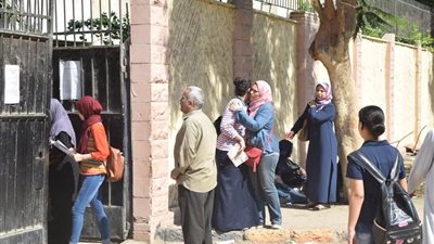صور| توافد طلاب الثانوية العامة لأداء آخر امتحانات 2018 