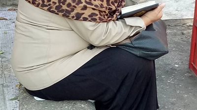 بكاء أم أمام مقر لجنة نجلها فى امتحانات الثانوية العامة 2018 