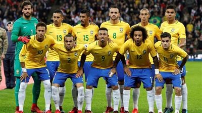 روبرتو كارلوس يثني علي نجم وسط منتخب البرازيل