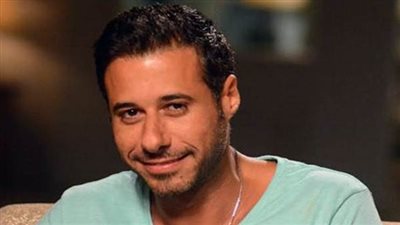أحمد السعدني ينشر صورة جديدة مع أصدقائه 