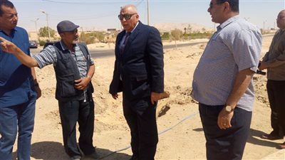 محافظ الوادى الجديد يتفقد بئر مياه منطقة مطار الخارجة