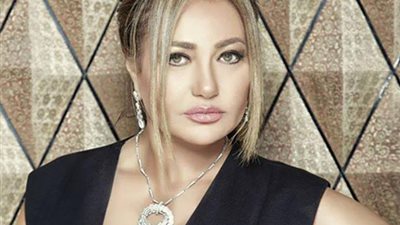 ليلى علوي تنشر صورة جديدة في حفل زفاف 