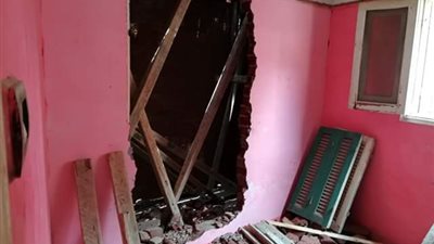 صور| إزالة غرفتين مخالفتين على سطح عقار بـ المنصورة