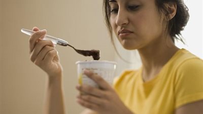 تعرفي على الأسباب الحقيقية التي تدفعك إلى كسر الريجيم الخاص بكِ
