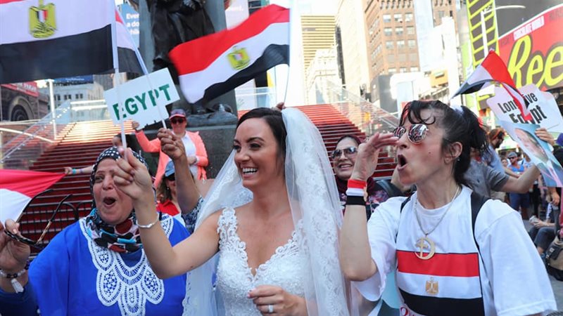 عروسة أمريكية  تحتفل