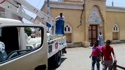 صور| حملات مكبرة للنظافة والتجميل وصيانة كشافات الإنارة بـ البلينا