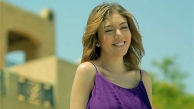 رحمة حسن تنشر صورتها على أفيش فيلم 