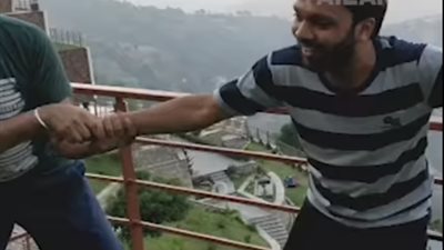 شاهد| نجاة شاب من مقلب أصدقائه بطريقة غير متوقعة اشعلت 