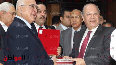 صور.. المستشار أحمد أبو العزم يُسلم دروع مجلس الدولة للمتقاعدين
