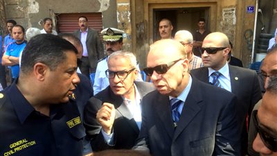 صور.. محافظ القاهرة يتفقد موقع انهيار عقاري الساحل