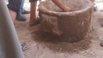 صور..استخراج إناء جرانيت أحمر  يعود للعصر الروماني 